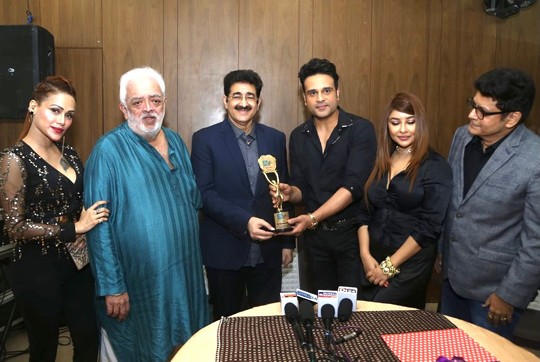 Sandeep Marwah Felicitated for his Contribution to Cinema Education in Mumbai